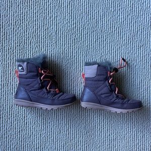 Girl’s snow boots  (barely worn)